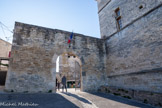 <center>Barjac</center>Château des Comtes du Roure. Entrée de la cour.