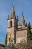 Goudargues. <br> Les flèches des deux tours-clochers sont  à crochets.