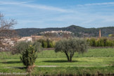 Goudargues. <br> Le village de Cornillon dans le lointain.
