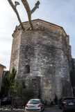 Goudargues. <br> Le chevet pentagonal de l'abbatiale montre bien le contraste entre l'appareil du XIIe siècle de teinte plus claire et à joints soignés, avec l'appareil utilisé pour la surélévation des rives au XIXe siècle.