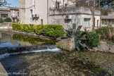 Goudargues. <br> Les platanes qui bordent la Fontaine ont été plantés en 1821. Dans les années 1950 un générateur, actionné par l’eau de la Fontaine, permettait d’alimenter quelques foyers en électricité.