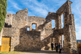 CORNILLON. <br> LE CHATEAU MEDIEVAL: Des 40 pièces il ne reste aujourd'hui que la partie basse du donjon (aujourd'hui propriété privée) une partie des remparts ainsi qu'une tour carrée.
LE CHATEAU XVIIème: Il appartenait au duc Henri II de Montmorency, gouverneur du Languedoc, personnage important jusqu'à ce qu'il intrigue avec Gaston d'Orléans contre Richelieu.
Il fut décapité, à Toulouse, en 1632. Ses biens devant être détruits, son château de Comillon, est alors démantelé. Les murs qui subsistent de cette époque, éclairés de grandes fenêtres, dominent la vallée.
LE PETIT CHÂTEAU: C’est ainsi que l'on désignait le bâtiment qui prolonge l'église paroissiale actuelle. Celle-ci était l'une des deux anciennes chapelles du château. Les seigneurs de Cornillon, les De Sibert, y résidaient au moment de la révolution Française. La famille De Sibert est toujours propriétaire du château. La cour est maintenant aménagée en théâtre de plein air.