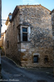 CORNILLON. <br> Fenêtre dans la rue du château.