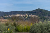 Goudargues. <br> Le village de Cornillon dans le lointain.