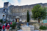 Le château de Cornillon. <br> LE CHATEAU DE CORNILLON AU XIVème SIECLE
C'est l'époque des Papes d'Avignon
Leur présence dans la région attire beaucoup de monde. Pierre Roger de Beaufort est élu pape sous le nom de Clément VI en 1342. A son époque Guillaume de Beaufort, frère du pape Clément VI, achète la seigneurie de CORNILLON. A son décès, en 1380, le château de Comillon comprenait quarante pièces, deux chapelles et une tour donjon de 6 niveaux. L'inventaire de ses biens, établi le 4 mars 1380, révèle de fabuleuses richesses. C'est le fils de Guillaume de Beaufort, Pierre Roger de Beaufort né en Corrèze en 1329, fait cardinal par son oncle en 1346, à 17 ans, qui est élu pape en 1370 sous le nom de Grégoire XI. Il mettra fin à l'exil de la papauté en regagnant Rome en 1377. Il y mourra en 1378.
La prospérité de Cornillon au XIVème siècle est donc étroitement liée à l’histoire des papes d'Avignon.