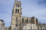 <center>L'église St Saturnin. </center> La construction des bâtiments conventuels aurait débuté vers 1045, mais l'église, seul vestige connu, date du XIIe siècle. Les éléments qui subsistent suffisent à montrer que l'église appartenait à l'art roman provençal nettement influencé par les monuments romains.