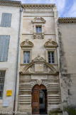 <center>L'Hôtel de Roubin.</center> Décors en feuillages, tout en haut, frise avec une vague ressemblance romaine avec celles d'Arles, avec les triglyphes verticaux et les métopes qui sont remplacées par des fleurs, au milieu, une corbeille provençale.