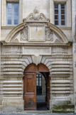 <center>L'Hôtel de Roubin.</center> Outre l'architecture arlésienne du milieu du XVIIe siècle, cet hôtel particulier possède une porte datée de 1688 aux sculptures étonnantes.