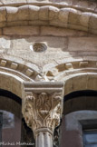 <center>Le Musée d'Art Sacré du Gard. </center> Le chapiteau, déposé en raison de son état, a été remplacé par une copie. Sa corbeille est couverte de deux rangs de feuilles d'acanthe se retournant dans leur partie supérieure en guise de fleuron. Il n'y a pas de volute mais seulement un décor végétal. Au dessus, une céramique mauresque.