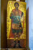 <center>Le Musée d'Art Sacré du Gard. </center> Saint Georges, icône de monastère Grèce, XVIIIe siècle. La paroi d'icônes - l'iconostase - qui sépare la nef où prient les fidèles du sanctuaire où le prêtre célèbre la liturgie est caractéristique des églises orientales. La série d'icônes qui y est accrochée raconte l'histoire du salut de l'humanité et symbolise le monde céleste que les fidèles sont appelés à rejoindre. La rangée inférieure est constituée de grandes icônes qui s'offrent directement à la contemplation des croyants. La représentation du Christ et de la Vierge est accompagnée de celle des saints patrons de l'église de la ville. Tous ont les yeux tournés vers la porte centrale dite du paradis que seul le prêtre franchit. Le saint Georges se trouvait donc sur la partie gauche de l'iconostase.