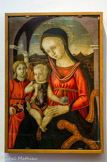 <center>Le Musée d'Art Sacré du Gard. </center> Madone avec l'archange Barachiel, panneau sur bois, vers 1460-1480. L'archange Barachiel est reconnaissable par les roses qu'il porte dans ses vêtements.