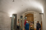 <center>Le Musée d'Art Sacré du Gard. </center> Vêtements sacerdotaux du XVe au XXe siècles. Les crochets montrent l'utilisation première de cette salle qui devait être un grenier à blé.