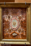 <center>Le Musée d'Art Sacré du Gard. </center> Paperolle. Les paperolles (ou paperoles) sont une technique de décoration utilisant d'étroites bandelettes, ou frisures de papier, enroulées sur elles-mêmes et fixées sur un support ou dans un cadre. Elle est surtout pratiquée pendant la Renaissance par des organisations pauvres pour vénérer Dieu, embellir les messages sacrés et, ainsi, promouvoir leurs croyances.