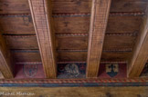 <center>Le Musée d'Art Sacré du Gard. </center> Alors qu'on vient d'entrer dans la salle, et qu'on se dirige vers la cheminée, au milieu de la pièce, un chien monte la garde sur un mur, avec quelque nonchalance. Sa patte gauche est pendante ; de l'autre, il se gratte le dos. Son  museau est appuyé sur le rebord, la langue tirée et l'œil ouvert. La queue bat l'air, comme quand un animal reconnaît quelqu'un et qu'il exprime sa joie. Un ami de son maître vient de franchir le seuil. Les scènes ne se déroulent plus sur un fond plat. Les personnages ou les animaux ne flottent plus dans les airs.