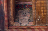 <center>Le Musée d'Art Sacré du Gard. </center> Ce visage est vu en raccourci, de dessous. Le menton et les joues prennent d'extravagantes proportions, le nez retroussé se relève pour laisser voir les narines, les arcades sourcilières se creusent exagérément, les veines du cou sont saillantes. Une vie sourde, qui tend à extérioriser les sentiments, à forcer l'expression.