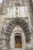 <center>L'église St Saturnin. </center> Le portail gothique est intéressant mais assez dégradé. Vers 1485-1490 le plus important marchand de la ville, Antoine de Joyes, fermier du tirage du sel, fait édifier le portail monumental. Nous attribuons cette oeuvre à Blaise Lécuyer qui avait précédemment construit la porte principale de la collégiale du Saint-Esprit.