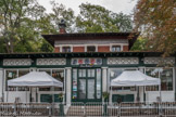 <center>Le parc des Buttes-Chaumont  </center> Chalet Davioud transformé en buvette.
