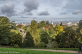 <center>Le parc des Buttes-Chaumont  </center> Les lignes courbes des allées, les arbres majestueux, les effets d’eau et d’enrochements créent une situation de paysage naturel ressemblant à la Suisse.