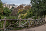 <center>Le parc des Buttes-Chaumont  </center> Barrière en rocaille.