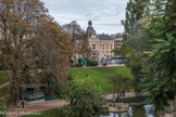 <center>Le parc des Buttes-Chaumont  </center> La mairie du 19e arrondissement de Paris. Le bâtiment a été conçu par l'architecte Gabriel Davioud et construit entre 1876 et 1878.

La façade du pavillon central est ornée des sculptures de L'Approvisionnement en eau d'Aristide Croisy et de L'Approvisionnement en bétail, de Georges Clère.