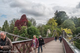 <center>Le parc des Buttes-Chaumont  </center> La passerelle suspendue conçue par Gustave Eiffel.