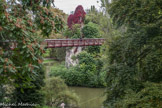 <center>Le parc des Buttes-Chaumont  </center> La passerelle suspendue conçue par Gustave Eiffel.