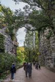 <center>Le parc des Buttes-Chaumont  </center> Pont dit « des Suicidés » qui s'élève à 22 m de hauteur. Pont en pierre composé d'une seule arche, en plein-cintre. Il relie le parc à l'île du Belvédère en traversant le lac