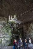 <center>Le parc des Buttes-Chaumont  </center> Vue de l'intérieur de la grotte.  Elle mesure 14 m de large pour 20 m de haut et est décorée de fausses stalactites en ciment armé dont les plus grandes atteignent 8 m.