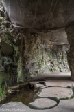 <center>Le parc des Buttes-Chaumont  </center> Vue de l'intérieur de la grotte.