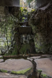 <center>Le parc des Buttes-Chaumont  </center> Vue de l'intérieur de la grotte. La grande cascade culmine à 32 m.