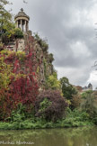 <center>Le parc des Buttes-Chaumont  </center> Le lac des Buttes-Chaumont, surplombé par l'île.