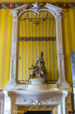 <center>Hôtel de la Païva</center> Boudoir. Cheminée en marbre de Carrare, à décor floral.