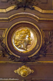 <center>Hôtel de la Païva</center> La chambre de la marquise. Des médaillons en bronze doré sur les portes, signés Picou, exposent les vertus de la maîtresse de maison : divitia