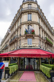 <center>Le Fouquet's. </center> Le restaurant s’enracine dès 1899, en lieu et place d’un café, baptisé The Criterion, où se retrouvent les cochers. Le fondateur et propriétaire s’appelle Louis Fouquet, le nom Fouquet’s résonnant alors comme un double hommage à la mode britannique et à la terminologie des bars américains. L’intéressé n’invente rien : Maxime Gaillard, un garçon de café, a fait de même avec son Maxim’s – un petit bistrot au départ -, situé à la lisière de la place de la Concorde.
Le successeur de Fouquet, Léopold Mourier, garde le nom mais transforme l’adresse en un endroit ultra-chic où se pressent peu à peu grosses fortunes et personnalités en vue.