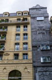 <center>Avenue George V. </center> Les parties grises sont des moulages en béton réalisés par l’architecte Édouard François. Les fenêtres, aussi fines que des couteaux percent la façade à des endroits absolument et résolument indépendants des modénatures. La décoration intérieure est due à Jacques Garcia.