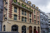 <center>Avenue George V. </center> Les parties grises sont des moulages en béton réalisés par l’architecte Édouard François. Les fenêtres, aussi fines que des couteaux percent la façade à des endroits absolument et résolument indépendants des modénatures. La décoration intérieure est due à Jacques Garcia.