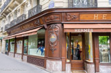 <center>Avenue George V. </center> Ancienne chapellerie. ERNEST MOTSCH est le fondateur de la marque de chapeaux MOTSCH, créée en 1887. Dans les années 1980, les descendants d’ERNEST MOTSCH, souhaitent se soustraire de la chapellerie familiale. L’enseigne de renom est rachetée par la Maison HERMÈS.