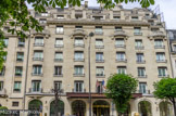 <center>Avenue George V. </center> Construit sur le site des anciennes carrières de Chaillot, le Prince de Galles, un hôtel Luxury Collection, fut édifié en 1928 par l’architecte Arfvidson dans un style typiquement Art Déco, comme en témoigne son patio entièrement habillé de mosaïques.
L’origine du nom de l’hôtel Prince de Galles réside dans sa finalité première : accueillir à Paris le Prince de Galles, futur Edouard VIII, fils aîné du Roi d’Angleterre de l’époque, George V.