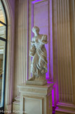 <center>Hôtel George V. </center> Statue de l'Eté.