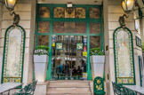 <center>La Fermette Marbeuf . </center> C'est un restaurant gastronomique de 1898, du Triangle d'or du quartier des Champs-Élysées, du 8e arrondissement de Paris.