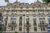 <center>Le Plaza Athéné. </center> Construit en deux campagnes entre 1902 et 1909, l'Hôtel Plaza-Athénée est un hôtel de luxe de huit étages, réalisé dans un style éclectique par les architectes Charles Lefèbvre et Louis Duhayon (auteurs de l'hôtel Claridge sur l'avenue des Champs-Élysées). À l'occasion d'un changement de propriétaire en 1933, l'hôtel est modernisé. Il ouvre de nouveau en 1936. Pendant la Seconde Guerre mondiale, il est occupé successivement par les commandements allemands puis américains. Il retrouvera son activité commerciale en 1946.