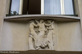 <center>Avenue Montaigne. </center> Elle s'appela allée des Soupirs vers 1720 et avenue verte vers 1750, puis allée de Veuves vers 1770 car on y rencontrait des femmes seules à la recherche d'une aventure galante en dehors de la ville. C'était un lieu mal éclairé et mal famé où l'on ne trouvait que quelques guinguettes louches. Ce n'est quand 1850, qu'elle prit son nom actuel. Lors de l'Exposition universelle de 1855, le Palais des Beaux-Arts, construit par l'architecte Hector-Martin Lefuel, est édifié avenue Montaigne. Des maisons élégantes commencent à se construire le long de l'avenue, qui change complètement de caractère et devient l'un des lieux à la mode du nouveau quartier des Champs-Élysées.