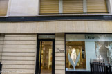 <center>Avenue Montaigne. </center> L’avenue Montaigne présente des différences certaines avec l'avenue des Champs-Élysées toute proche : elle est moins animée et davantage tournée vers le luxe, en particulier vers la haute couture.