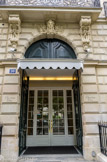 <center>Avenue Montaigne. </center> Hôtel de Millon d'Ailly de Verneuil. Hôtel particulier de trois étages, construit entre 1865 et 1868 pour la veuve d'Alexandre Colonna Walewski, fils naturel de Napoléon Ier, née Maria Anna Catherine Clarissa Cassandra Ricci (1823-1912). En 1946, avec l'appui de Marcel Boussac, Christian Dior y installe sa maison de couture