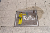 <center>Avenue Montaigne. </center> Paul Poiret, né à Paris le 20 avril 1879 et mort à Paris le 30 avril 1944, de son vrai nom Paul-Henri Poiret est un grand couturier français, connu pour ses audaces. Il est considéré comme un précurseur du style Art déco. Sa marque commerciale est un turban très enveloppant orné d'une aigrette que sa femme, Denise, rend célèbre. Il ouvre sa maison de couture en septembre 1903 et habille Réjane, ce qui le lance. Il est le premier couturier, avec Madeleine Vionnet1, à supprimer le corset en 1906, en créant des robes taille haute. Il devient ainsi un pionnier de l'émancipation féminine.