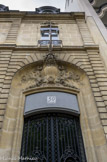 <center>Avenue Montaigne. </center> Hôtel de Lariboisière (en 1910) : « Dans l'hôtel aux lignes harmonieuses de la comtesse de Lariboisière, femme du sénateur, on entendait de belles musiques dans un salon réputé pour être un centre de grande élégance. ».  Madeleine Vionnet installa en mars 1923 sa maison de couture dans cet hôtel particulier dont elle fit un lieu de grand luxe. Dans l'arrière-cour de l'hôtel, elle installa ses 850 ouvrières, réparties dans 28 ateliers, dans un immeuble de huit étages. L'hôtel abrite aujourd'hui une boutique Ralph Lauren.