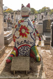 <center>Le cimetière du Montparnasse. </center> Le chat de Ricardo, sculpture de Niki de Saint Phalle.