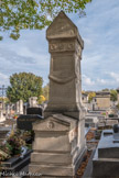 <center>Le cimetière du Montparnasse. </center> Antoine Chrysostome QUATREMÈRE de QUINCY. 1755-1849. Archéologue, architecte et homme politique français. En tant qu'architecte, il transforma l'église de Sainte-Geneviève en un bâtiment laïc, le Panthéon. En tant qu'urbaniste, il est à l'origine du sauvetage et du transfert de la fontaine des Innocents à Paris. Il est surtout le penseur et le promoteur de la théorie de l'isolement des monuments dans le tissu urbain, beaucoup pratiquée au XIXe siècle.