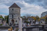 <center>Le cimetière du Montparnasse. </center> La tour du Moulin de la Charité. C'est la tour de l'un des nombreux moulins à farine des quartiers du Parc de Montsouris et du Montparnasse.