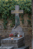 <center>Le cimetière du Montparnasse. </center> Henri Poincaré est un mathématicien, physicien, philosophe et ingénieur français,  1854 - 1912.  il est aussi un précurseur majeur de la théorie de la relativité restreinte. Il est considéré comme un des derniers grands savants universels, maîtrisant l'ensemble des branches des mathématiques de son époque et certaines branches de la physique.